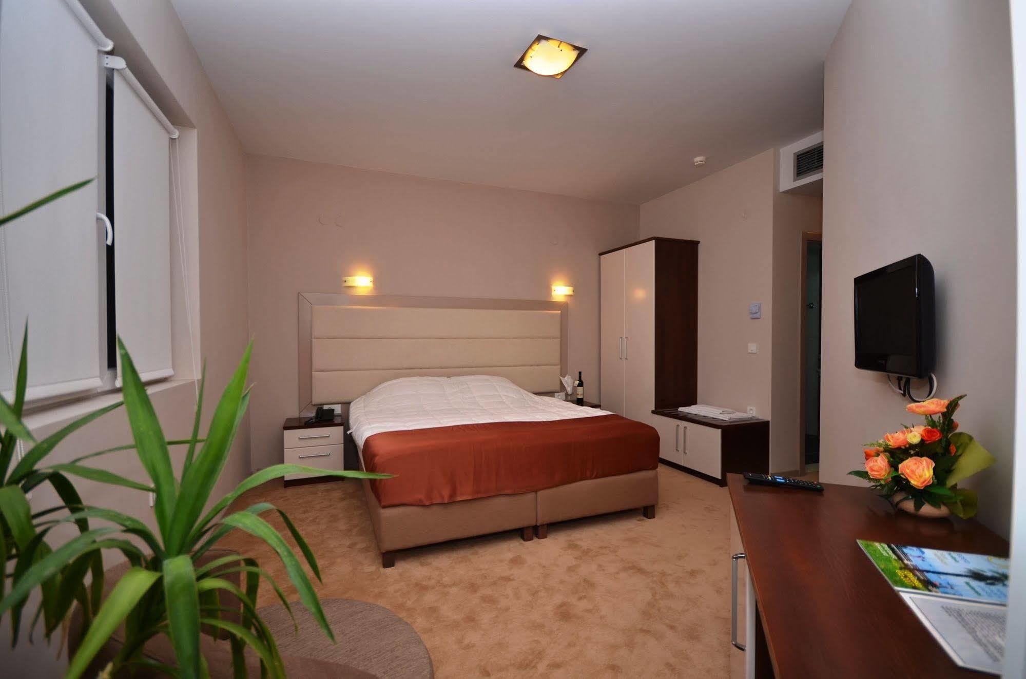 Hotel Lebed Охрид Экстерьер фото